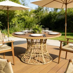 Christopher Knight Home Pella Farmhouse Acacia Wood Round Dining Table for 4-6 People, Patio Dining Room Table with Handwoven Wicker Base for Backyard/Garden, Slatted Design Outdoor Patio Table, Brown(Teak)